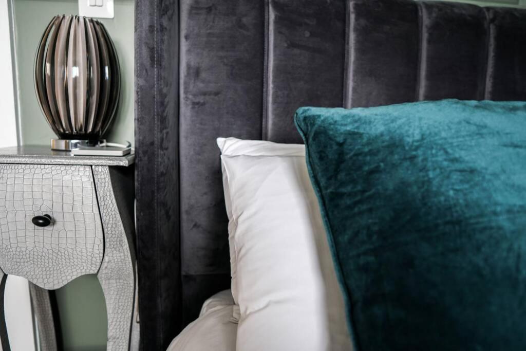 Beautiful 3 Bedroom Apartment By The Sea New Quay エクステリア 写真