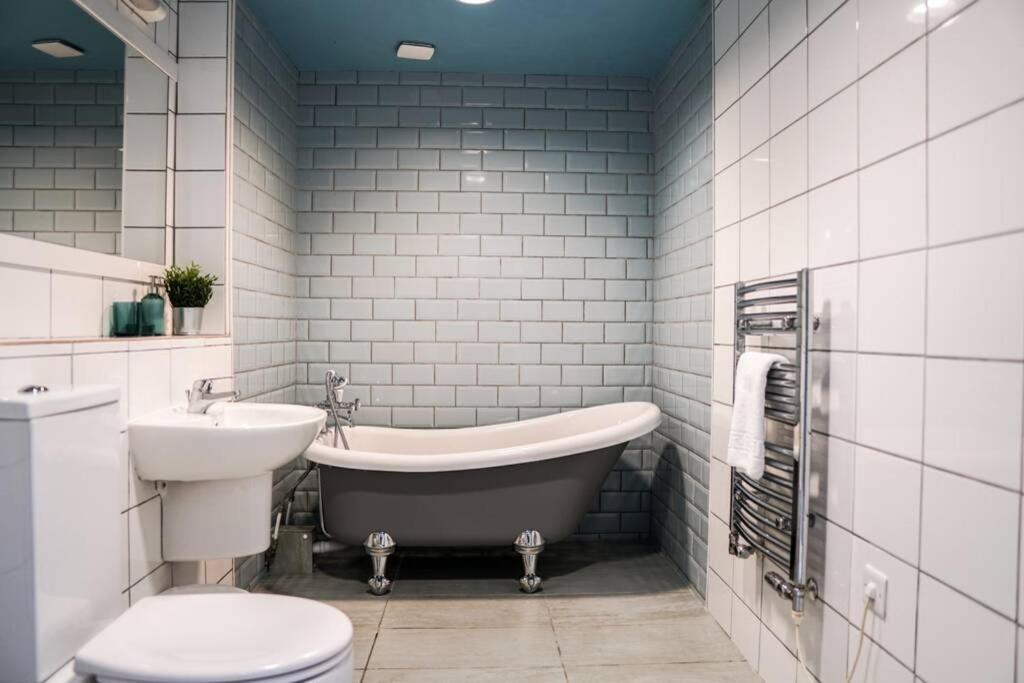 Beautiful 3 Bedroom Apartment By The Sea New Quay エクステリア 写真