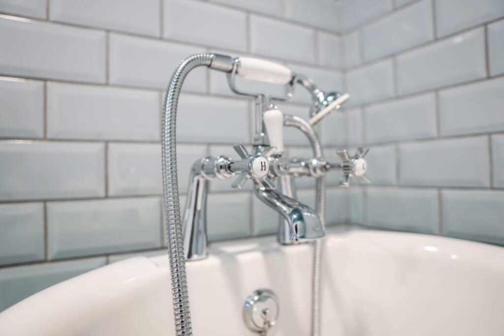 Beautiful 3 Bedroom Apartment By The Sea New Quay エクステリア 写真