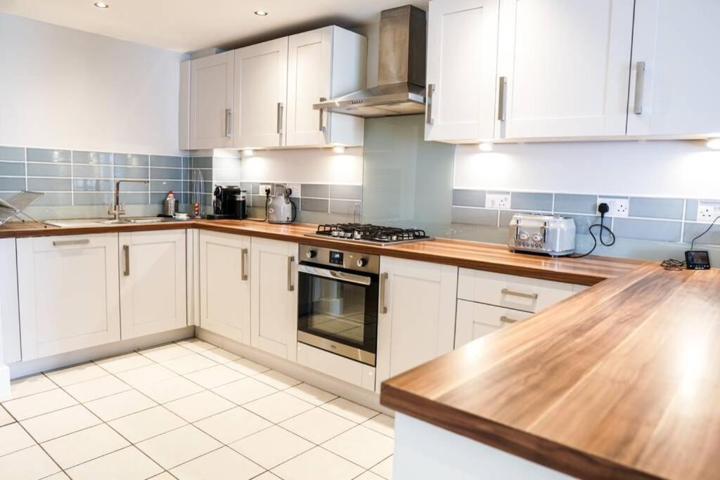 Beautiful 3 Bedroom Apartment By The Sea New Quay エクステリア 写真