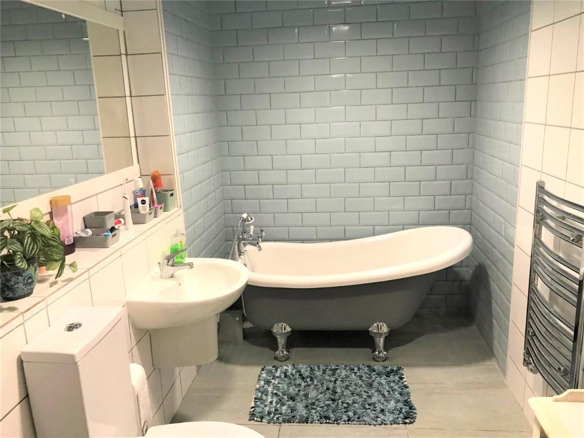 Beautiful 3 Bedroom Apartment By The Sea New Quay エクステリア 写真