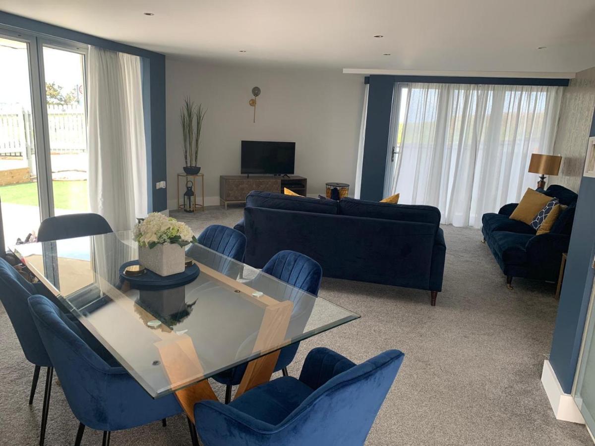 Beautiful 3 Bedroom Apartment By The Sea New Quay エクステリア 写真